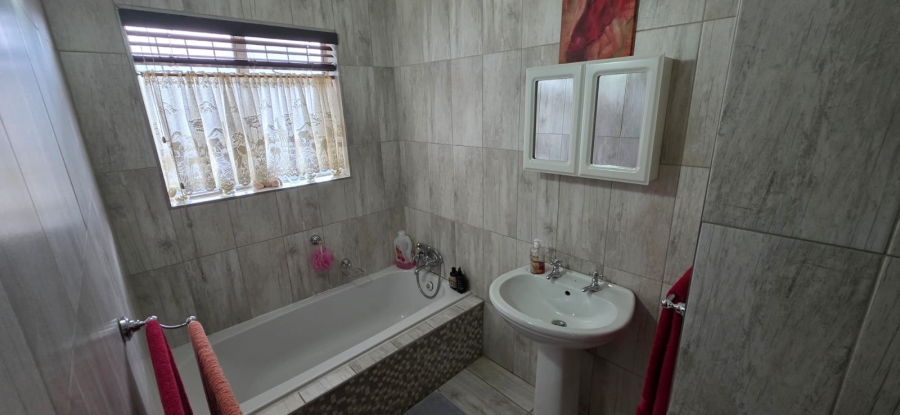 3 Bedroom Property for Sale in Flamwood North West